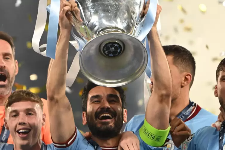 City-Kapitän Ilkay Gündogan reckt den Champions-League-Pokal in die Höhe. 