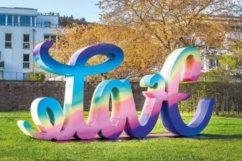Zwei Extreme, eine Skulptur: „Love Hate“ von Mia Florentine Weiss bei der Skulpturen-Triennale in Bingen. 
