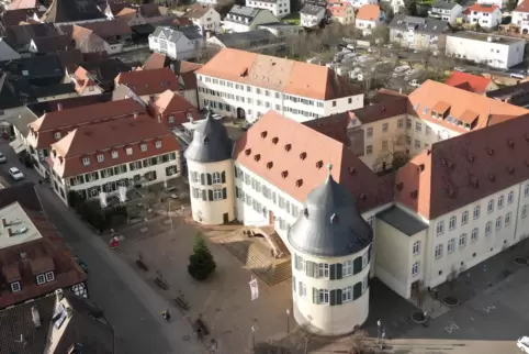 Das Schloss ist das Wahrzeichen Bad Bergzaberns. 