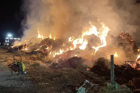 Im Falle der 400 brennenden Heuballen am Kranichwoog ermittelt die Kriminalpolizei. 