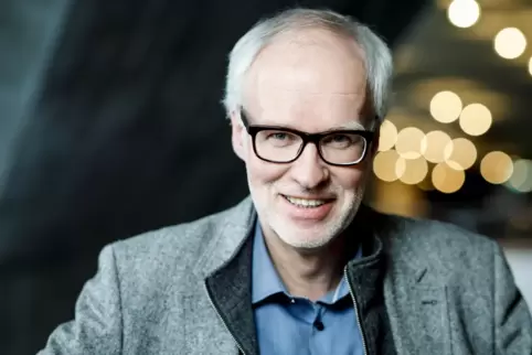 Generalmusikdirektor Georg Fritzsch ist seit 2020/21 in Karlsruhe im Amt – und genießt Rückhalt in seinem Orchester. 