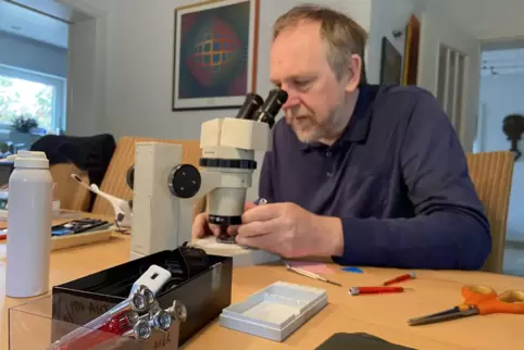 Norbert Mosbach ist seit seiner Kindheit begeisterter Hobbyschrauber: Für ganz filigrane Arbeiten muss auch mal das Mikroskop he
