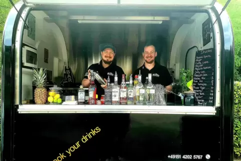 Klappe auf, dann darf gefeiert werden. Daniel (links) und Jan Schatzmann mixen und servieren als Booze-Brothers Cocktails und ma