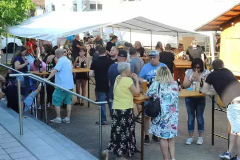 Gemütlich und gut gelaunte Besucher: Das Wiesbacher Dorffest. 