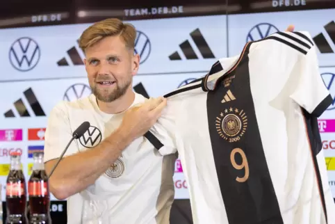 Stürmerhoffnung Niclas Füllkrug und das Sondertrikot zum 1000. Länderspiel.