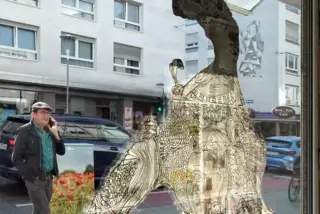 Vis-a-vis" hat der Franzose Luc Demissy (mit Handy am Ohr) seine Zeichnung mit Seiten der RHEINPFALZ genannt.