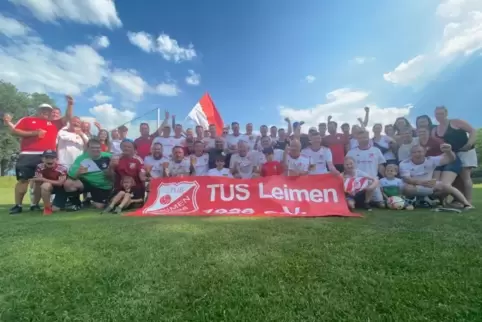 Das Team des TuS Leimen mit seinen Anhängern beim Deutschen Altherren-Supercup. 