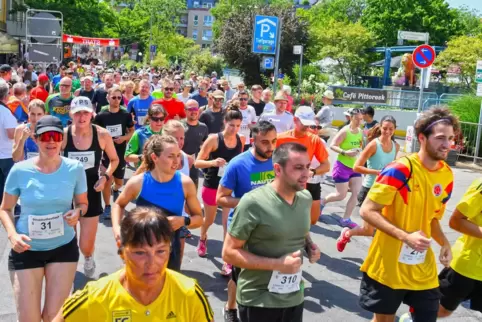Mehr als 300 Läufer gingen am Sonntag auf den 5,5 Kilometer langen Rundkurs durch die Innenstadt.