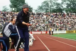 Waldhof-Trainer Klaus Schlappner mit Schnauzbart und Pepita-Hut im Ludwigshafener Südweststadion.