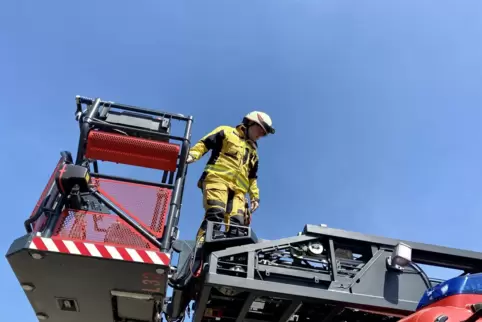 Rudolf Jacob auf der Drehleiter mit Korb: Als VG-Chef ist er trotzdem auch aktiver Feuerwehrmann.