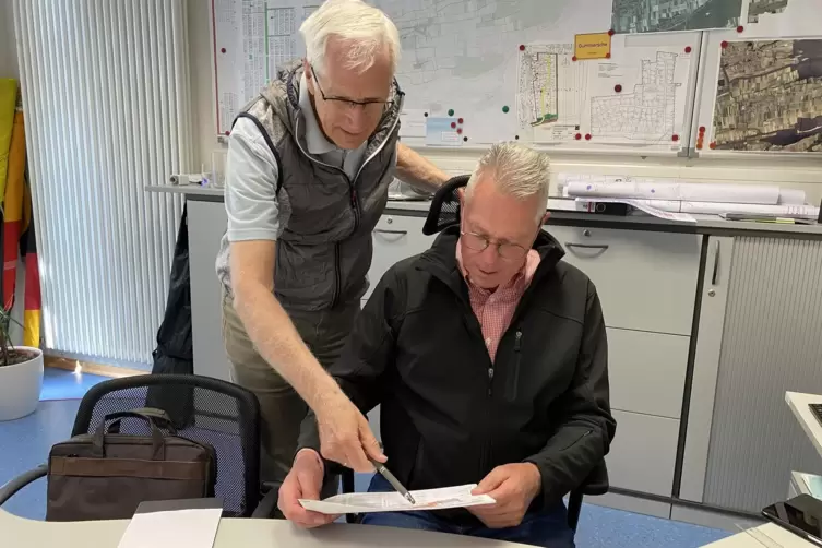 Werfen einen Blick in den Entwurf des Bebauungsplanes: Projektleiter Eugen Hoffmann (links) und Ortschef Lothar Anton. 
