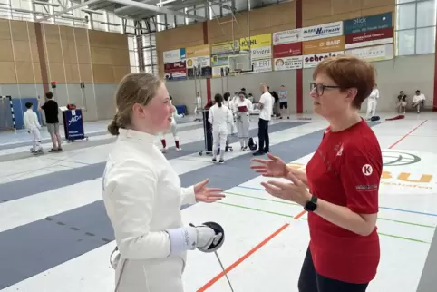 Emma Oberthür (links) und ihre Trainerin Renate Alles nutzen die Gefechtspause für eine Analyse. 