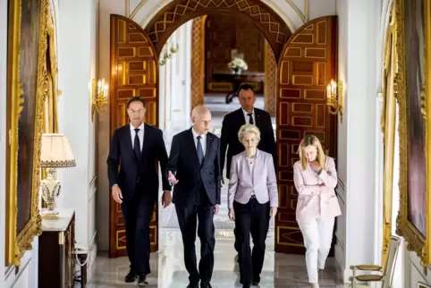 Mark Rutte (links), Ministerpräsident der Niederlande, besuchte am Sonntag zusammen mit Ursula von der Leyen, Präsidentin der Eu