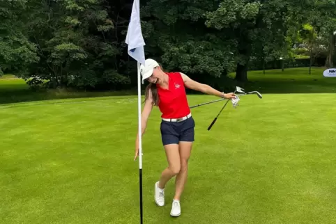 EGW-Spielerin Annika Schwinn bejubelt auf der Proberunde ihren seltenen „Albatros“.