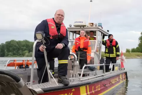 Fühlen sich wohl auf dem Wasser: Stefan Lanig (links) und seine Kameradinnen und Kameraden.