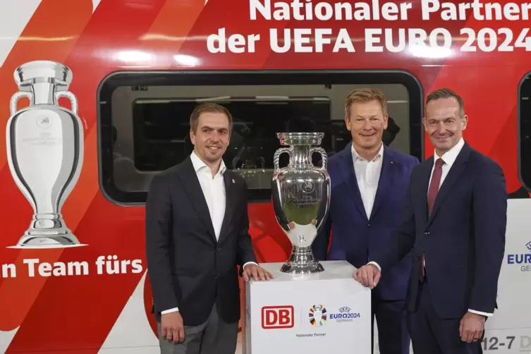 Hoffen auf viele EM-Fans in den DB-Zügen (von rechts): Bundesverkehrsminister Volker Wissing, Bahnchef Richard Lutz und Turnierd