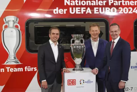 Hoffen auf viele EM-Fans in den DB-Zügen (von rechts): Bundesverkehrsminister Volker Wissing, Bahnchef Richard Lutz und Turnierd
