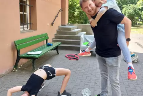 Als Koordinator kümmert sich Sebastian Horn – hier bei der Pfingstfreizeit mit den Teilnehmerinnen Tamina (links) und Sofia – um