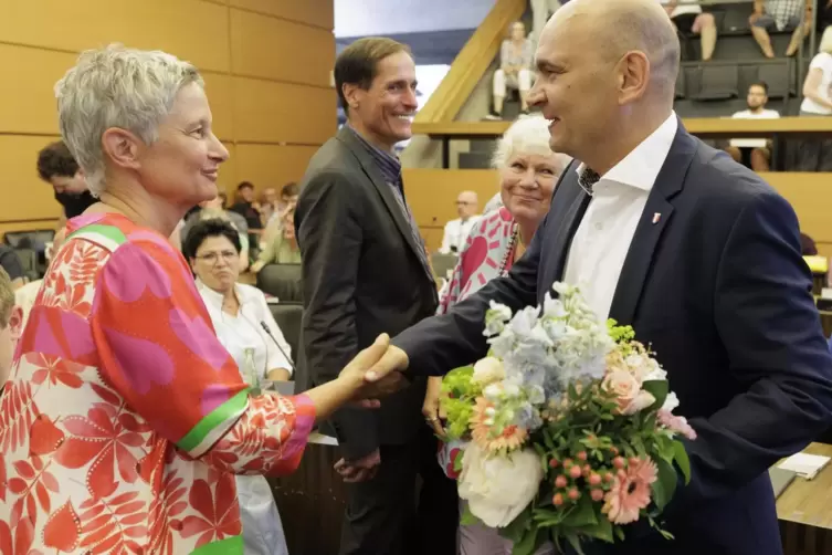Glückwunsch: Die künftige Oberbürgermeisterin Beate Kimmel gratuliert Wahlsieger Manfred Schulz.