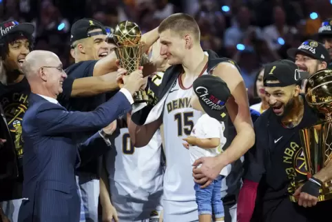 NBA-Chef Adam Silver überreicht den MVP-Preis an Nuggets-Center Nikola Jokic .