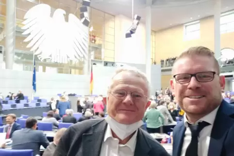 Armin Grau (Grüne, links) und Christian Schreider (SPD) bei der konstituierenden Sitzung des Bundestags.