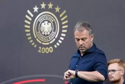Blick auf die Uhr ein Jahr vor der EM: Bundestrainer Hansi Flick. 