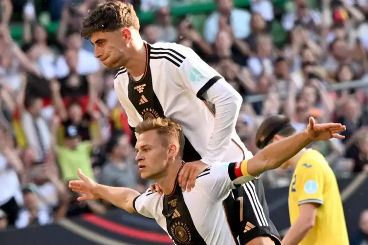  Joshua Kimmich jubelt nach seinem Treffer zum 3:3 mit Teamkollege Kai Havertz.