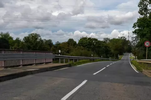 Zu schmal für den zunehmenden Schwerlastverkehr: die Brücke über die B9 bei Mörsch.