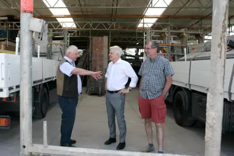 Mehr als 35 junge Menschen haben die Gerüstbauer Dieter Zittel (links) und Jürgen Rieber (rechts) ausgebildet. Nach der Übergabe