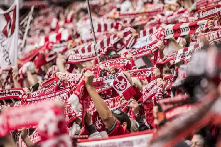 Mehr als 40.000 Fans kamen im Schnitt zu den Heimspielen. Das stellt bei An- und Abreise vor organisatorische Herausforderungen 