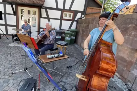 Das Trio Logé Kleinmann bei der Fête de la Musique 2022 in Kandel. 