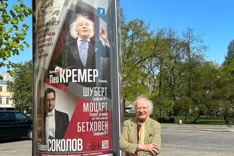 In St. Petersburg: Leo Kraemer vor einem Plakat zu seinem Konzert in der Philharmonie.