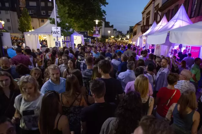 Die proppenvolle Steinstraße beim Altstadtfest. Das Sicherheitskonzept sorgt dafür, dass das Gedränge nicht zur Gefahr wird. Die proppenvolle Steinstraße beim Altstadtfest. Das Sicherheitskonzept sorgt dafür, dass das Gedränge nicht zur Gefahr wird.