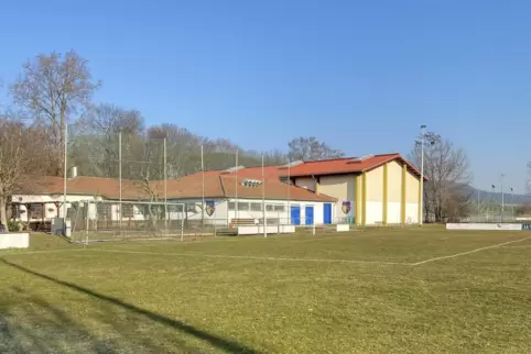 Der TSV Königsbach verfügt über eine Sporthalle, eine Vereinsgaststätte und zwei Naturrasenplätze mit Flutlicht. 