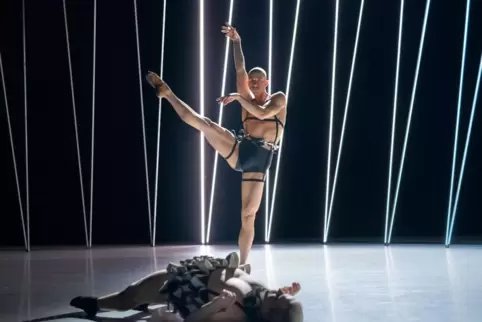 Cleanen Ballettposen verleiht der Tänzer Evan Supple in „All for One“ von Richard Siegal etwas Zartes und Laszives. Er ist einer