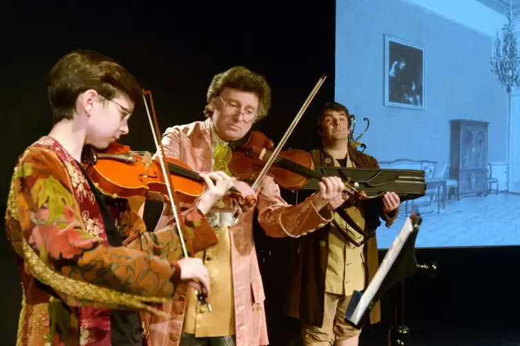Beim ersten Musikfest der Staatsphilharmonie in Speyer 2014: Szene aus „Ein Wunderkind auf Reisen“ mit Leonard Holler, Lonel Ung