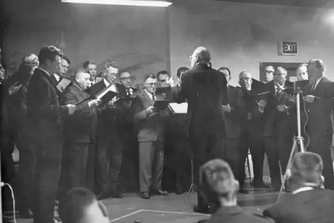 Der Chor des MGV Pfeffelbach bei einem Auftritt auf der Weihnachtsfeier im Offiziersclub in Baumholder im Jahr 1965.