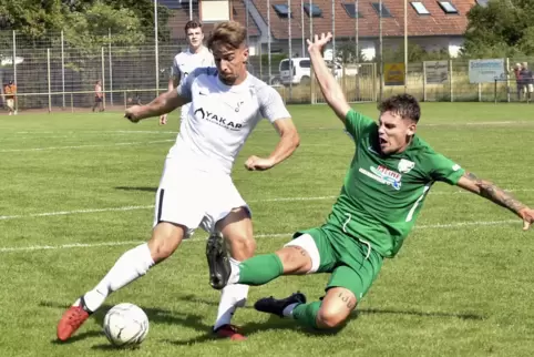 Zu Beginn der Saison in unterschiedlichen Ligen unterwegs, im Verbandspokal-Wettbewerb Gegner: Yannick Busljeta (links, Frankent