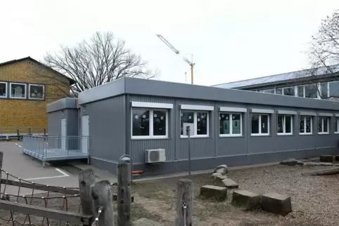 Neben der Grundschule wurden die grauen Container als Provisorium errichtet. Neben der Grundschule wurden die grauen Container als Provisorium errichtet.