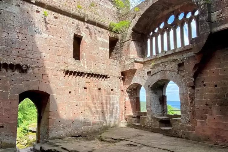 Feinste Architektur: Wohnbau der Wasenburg mit Maßwerkfenster und filigranen Konsolen für die Balkendecke.