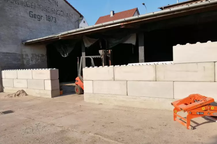 An das urspr&uuml;ngliche Geb&auml;ude wurde immer mal wieder angebaut. Heute werden dort zum Beispiel kleinere Arbeitsger&auml;te, Blumenerde,