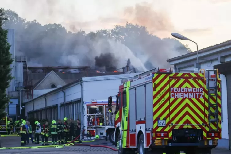 Der Brand beim Chemnitzer Gienanth-Werk hielt die örtlichen Feuerwehrleute lange beschäftigt.
