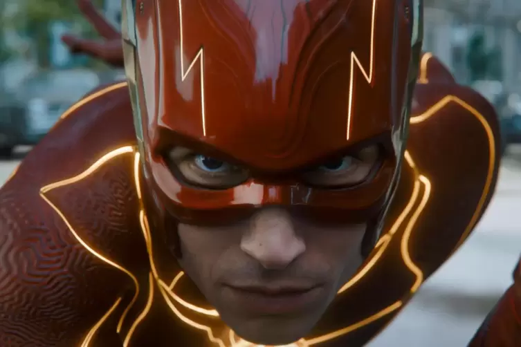 Kann sich blitzschnell durch Raum und Zeit bewegen: Barry Allen als Superheld „The Flash“ (Ezra Miller).