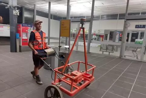 Teure Technik: Pascal Freiberg untersucht das Areal am Hauptbahnhof auf Weltkriegsmunition. 