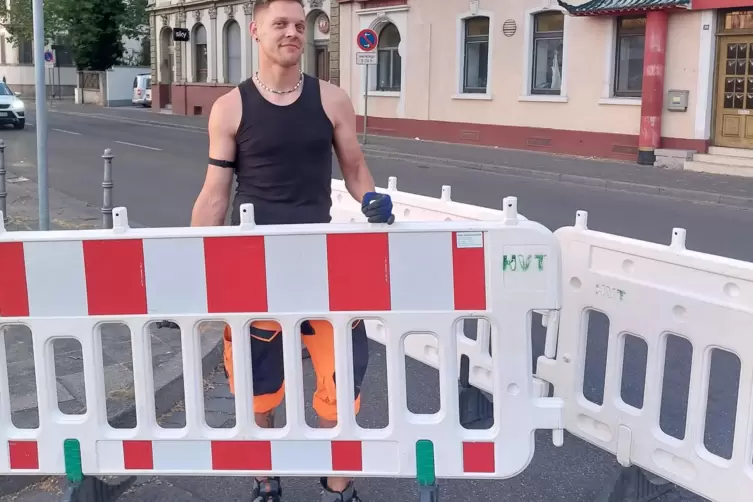 Wichtige Vorarbeit: Verkehrstechniker Sven Liepus sperrt das Gel&auml;nde ab. Kein Fahrzeug darf hier parken, da jeder Zentimeter son