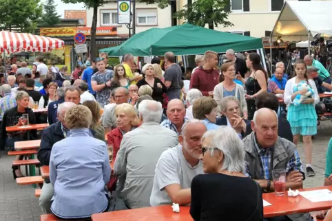 Straßenfest in Schwegenheim vor der Pandemie: Im Jahr 2017 feierten die Menschen auf dem Lindenplatz. 
