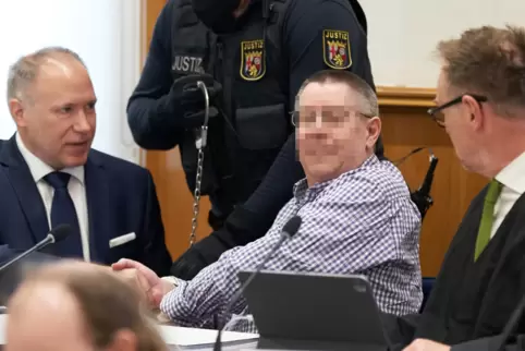 Der Angeklagte Sven B. sitzt im Gerichtssaal zwischen seinen Anwälten.