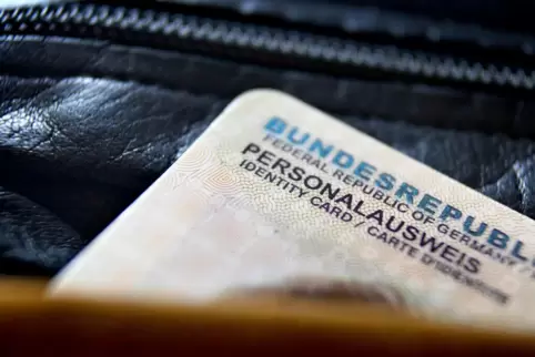 Bürger, die das Angebot nutzen wollen, müssen ihre Identität per Personalausweis nachweisen. Bürger, die das Angebot nutzen wollen, müssen ihre Identität per Personalausweis nachweisen.