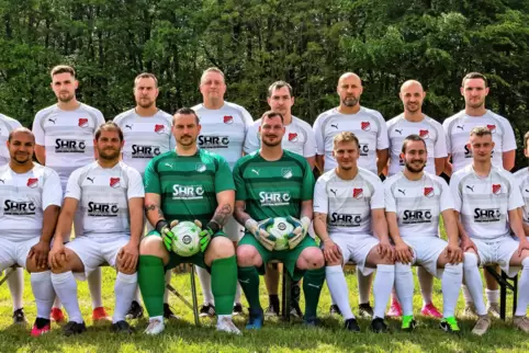 Stolzer Meister der C-Klasse Ost 2022/23, der SV Rot-Weiß Pirmasens: (stehend von links) Steffen Sauer, Mirco Weinrich, Jonas Bä