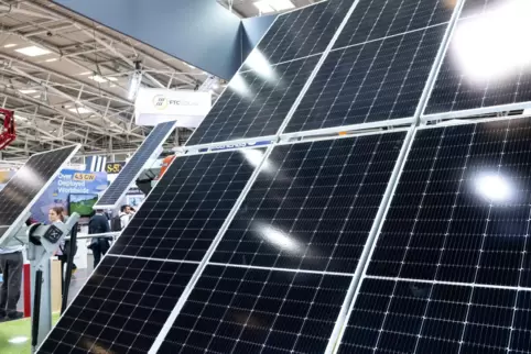 Photovoltaikanlagen sind zurzeit sehr gefragt: Solarmodule auf der Messe Intersolar in München. Die Intersolar ist eine von vier